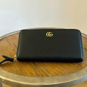 Gucci wallet! Simple and Elegant